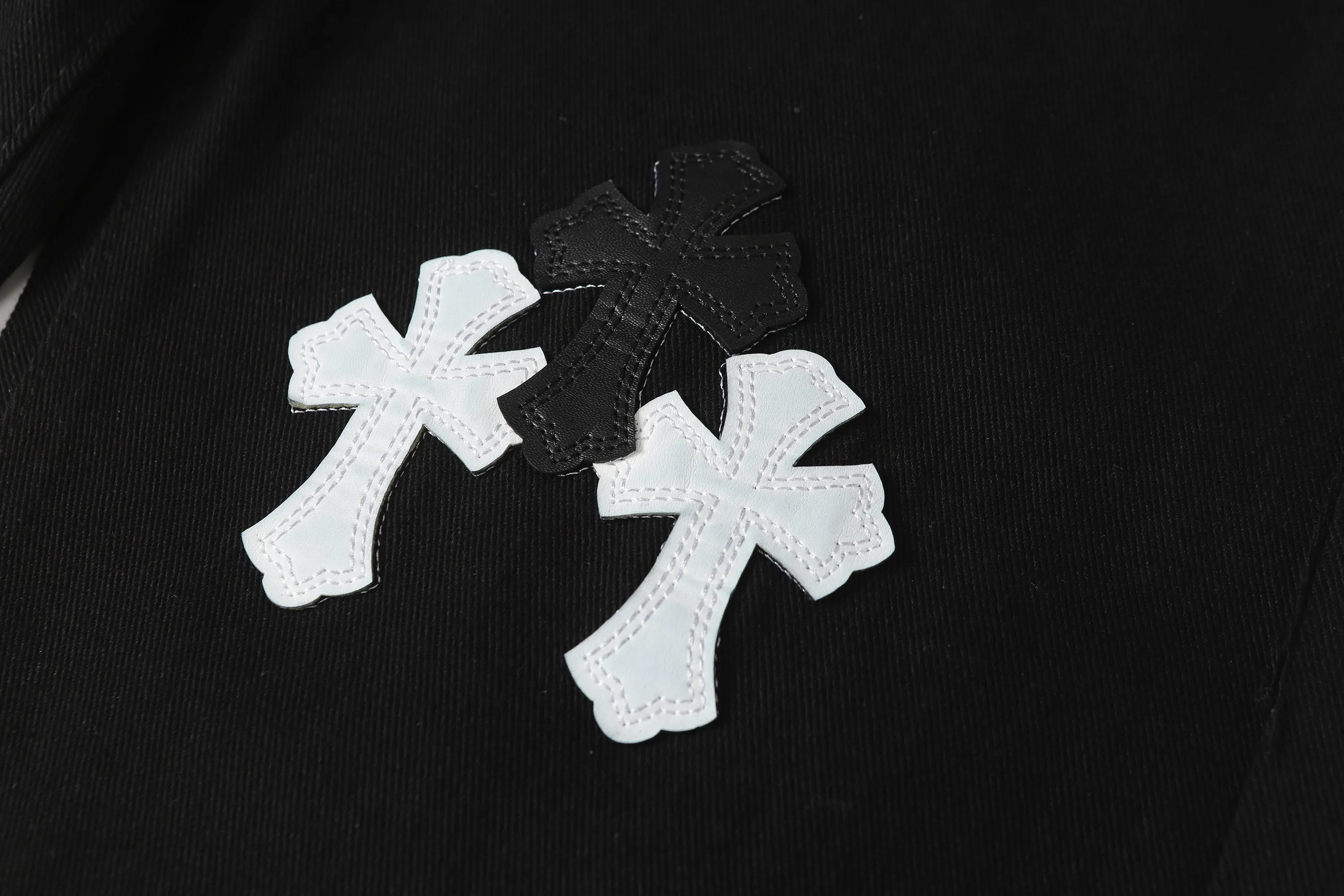 P280 -Chrome Hearts/Chrome Hearts 25ss classic colored leather cross washed color fabric unisex denim trousers -Vibe style straight stacked god-level version -Carbon fine bias denim color fabric -Old vintage complete set of hardware - Chrome Hearts high version uses high-ounce custom fabrics, fermentation washing and soft color fixation, soft and thick to wear. The details are all made by hand-polished craftsmanship. All-over jacquard fabrics. Unique design style. Create a full retro feel through multiple processes Niche unique non-contrasting shirt. Customized distressed spray-painted buttons. Craftsmanship in every detail. Color: Picture color. Size: 28-36.